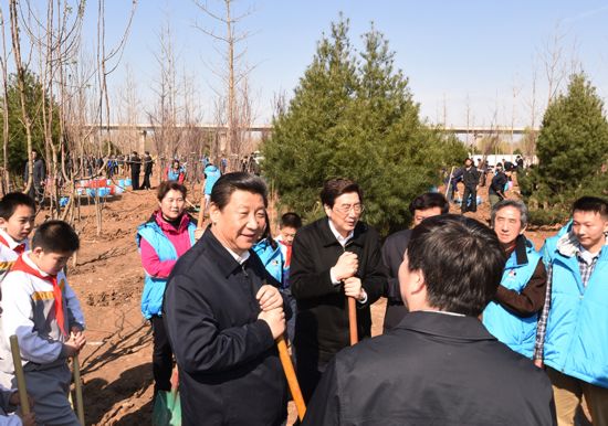 这是习近平同参加植树的群众交谈。新华社记者 张铎 摄