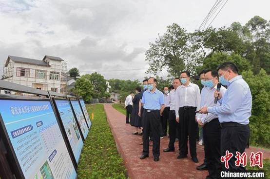 资料图为余国东调研永川区大陆溪流域综合治理情况。　重庆市生态环境局供图