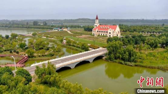 图为永城市日月湖生态风景区。数年前,这里曾是“黑、脏、乱”的采煤沉陷区。 孙海峰 摄
