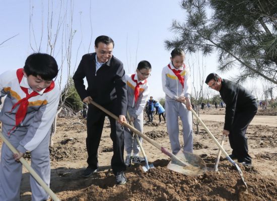 4月3日,党和国家领导人习近平、李克强、张德江、俞正声、刘云山、王岐山、张高丽等来到位于北京市朝阳区孙河乡的植树点,同首都群众一起义务植树。这是李克强在植树。新华社记者 丁林 摄