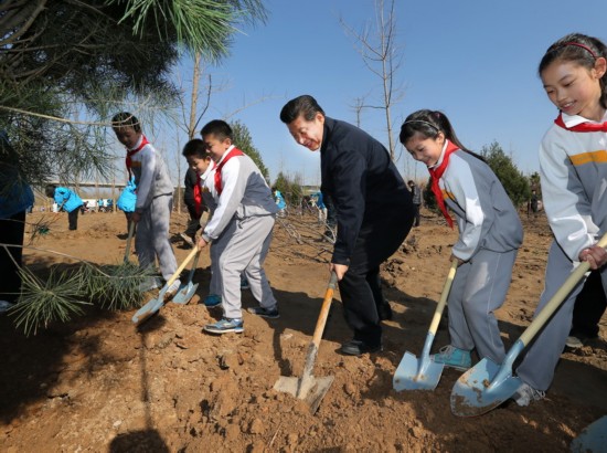 4月3日,党和国家领导人习近平、李克强、张德江、俞正声、刘云山、王岐山、张高丽等来到北京市朝阳区孙河乡参加首都义务植树活动。这是习近平同大家一起植树。新华社记者 兰红光 摄